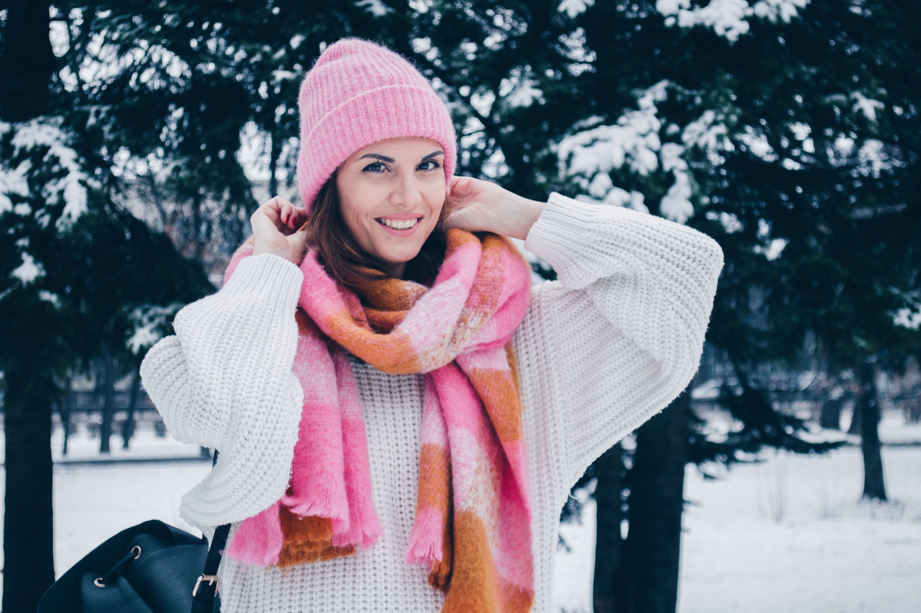 oversized sweater, bright pink scarf, winter outfit