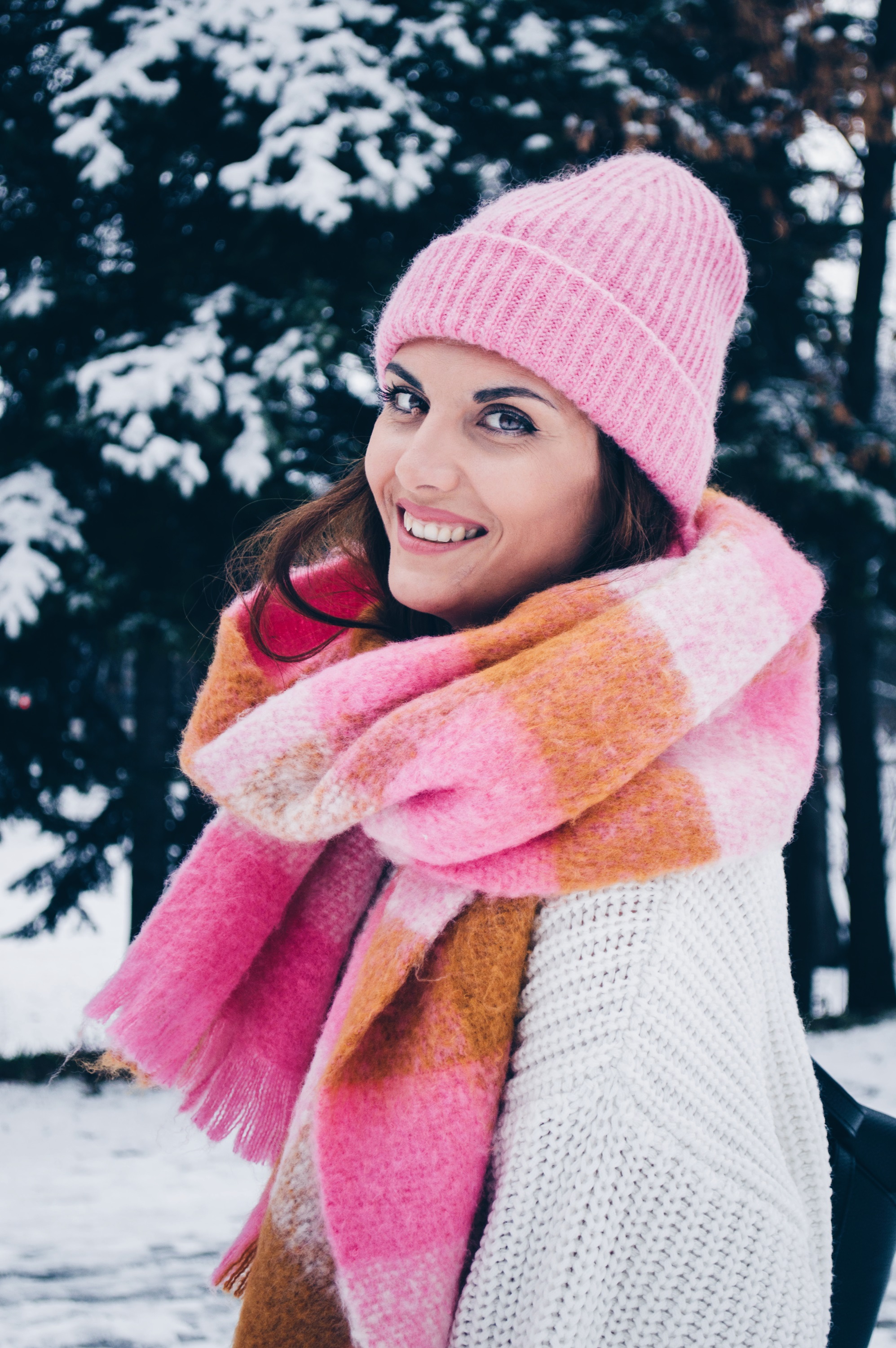 oversized sweater, bright pink scarf, winter outfit