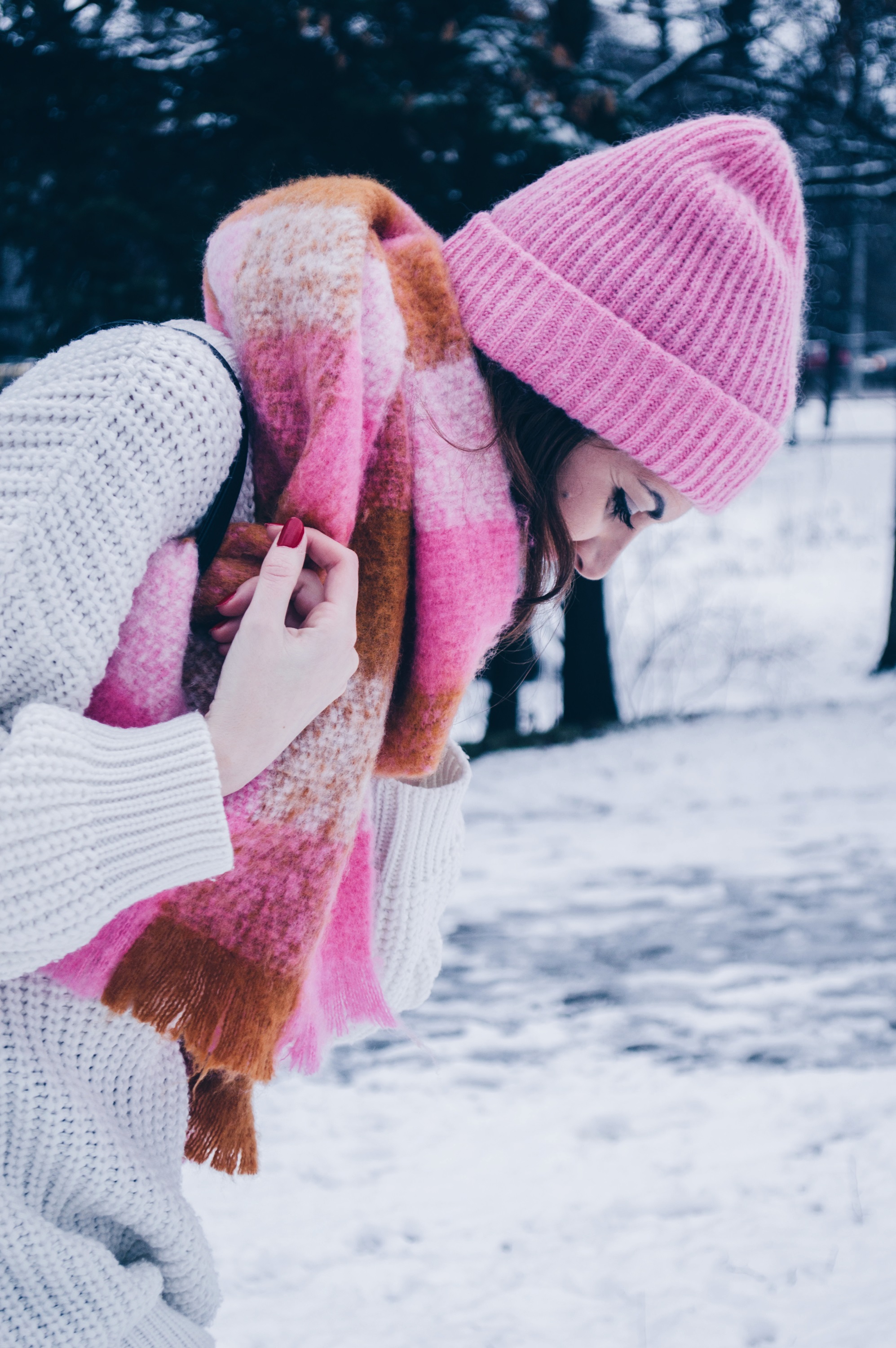 winter outfit, oversized sweater, bright pink scarf