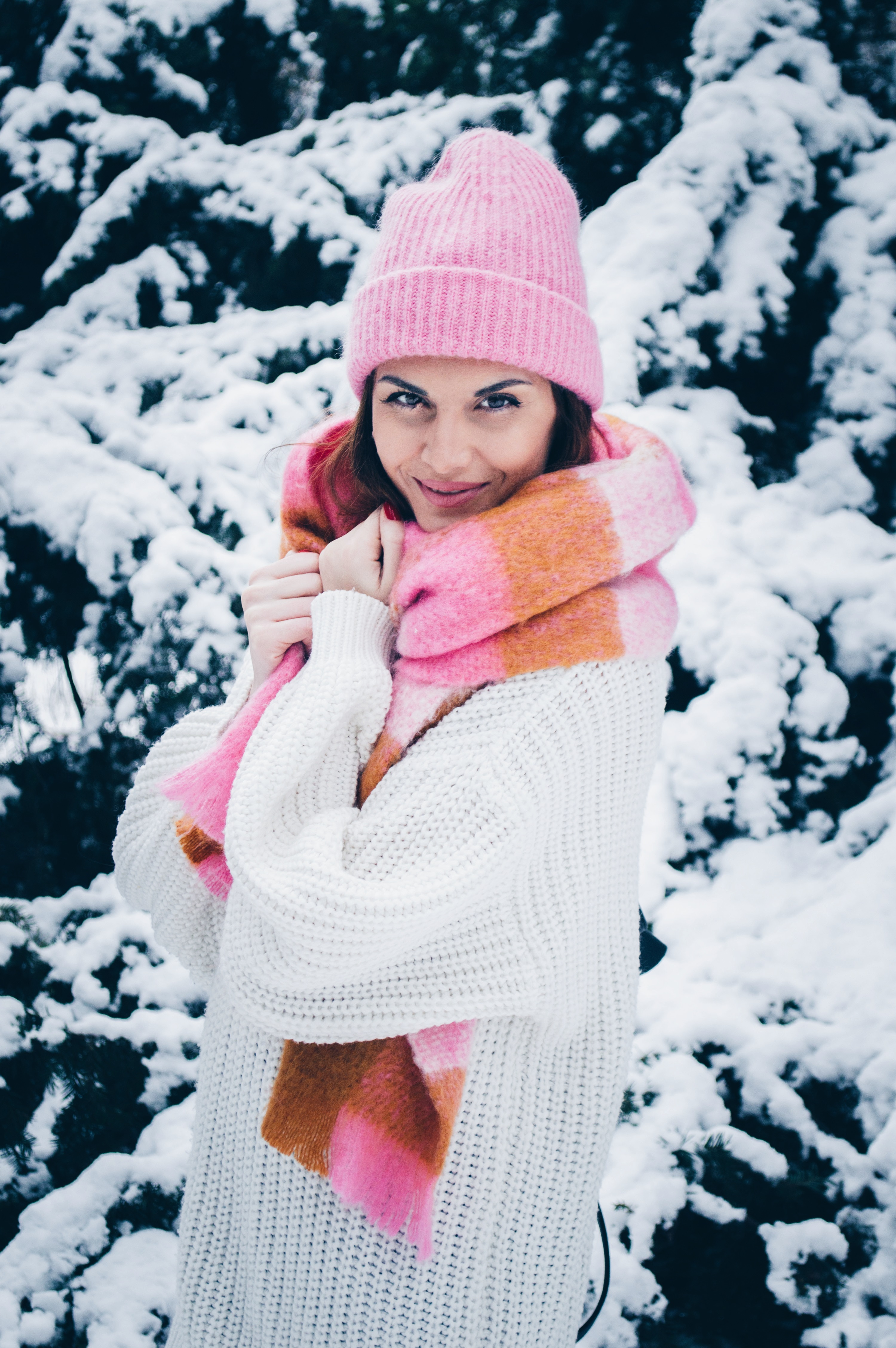winter outfit, oversized sweater, bright pink scarf