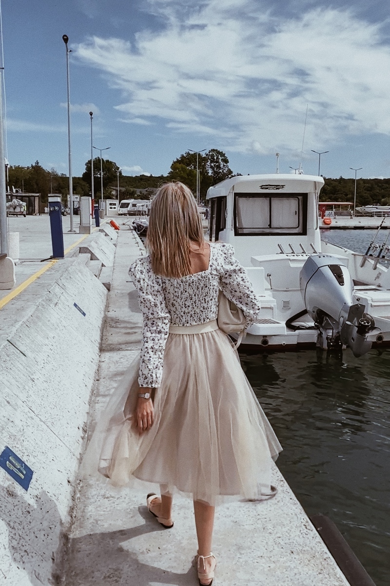 Outfit, fashion blogger, tulle skirt, floral blouse